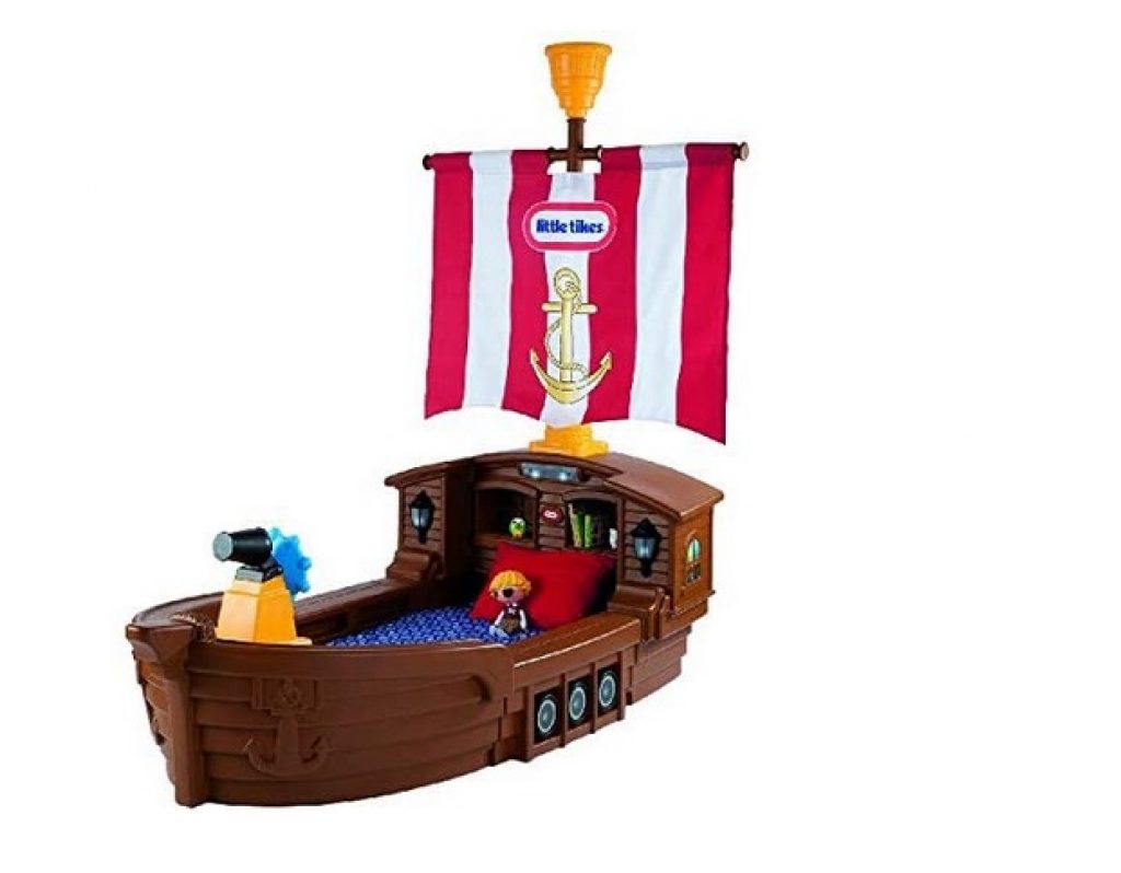 سرير طفل صغير على شكل سفينة القراصنة من ليتل تايكس Little Tikes
