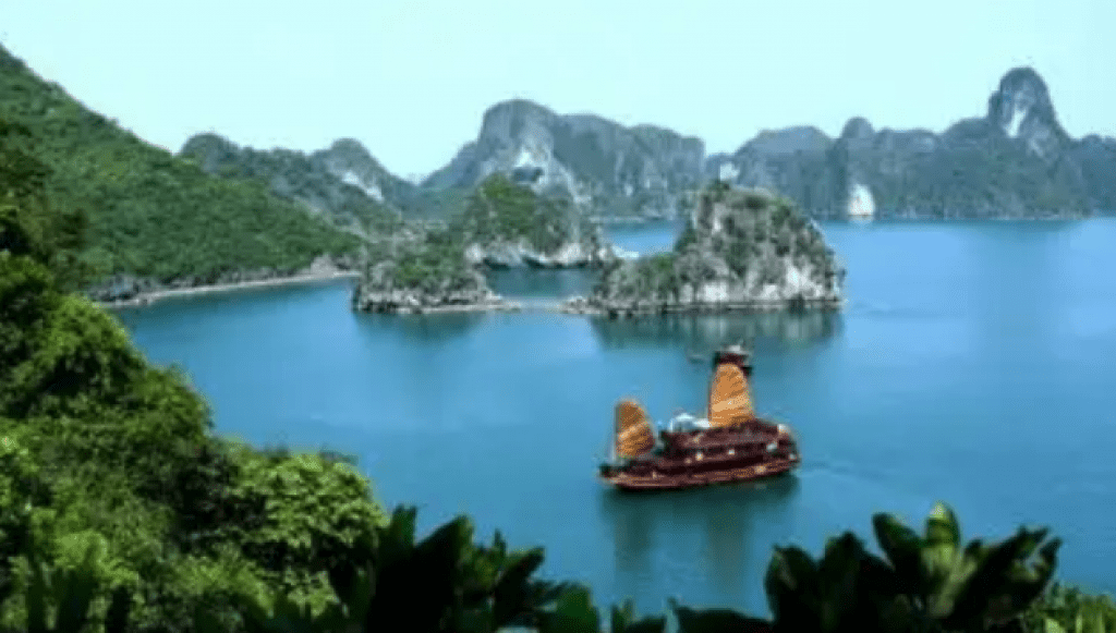 خليج هالونج – فيتنام Halong Bay أفضل الوجهات السياحية في اكتوبر