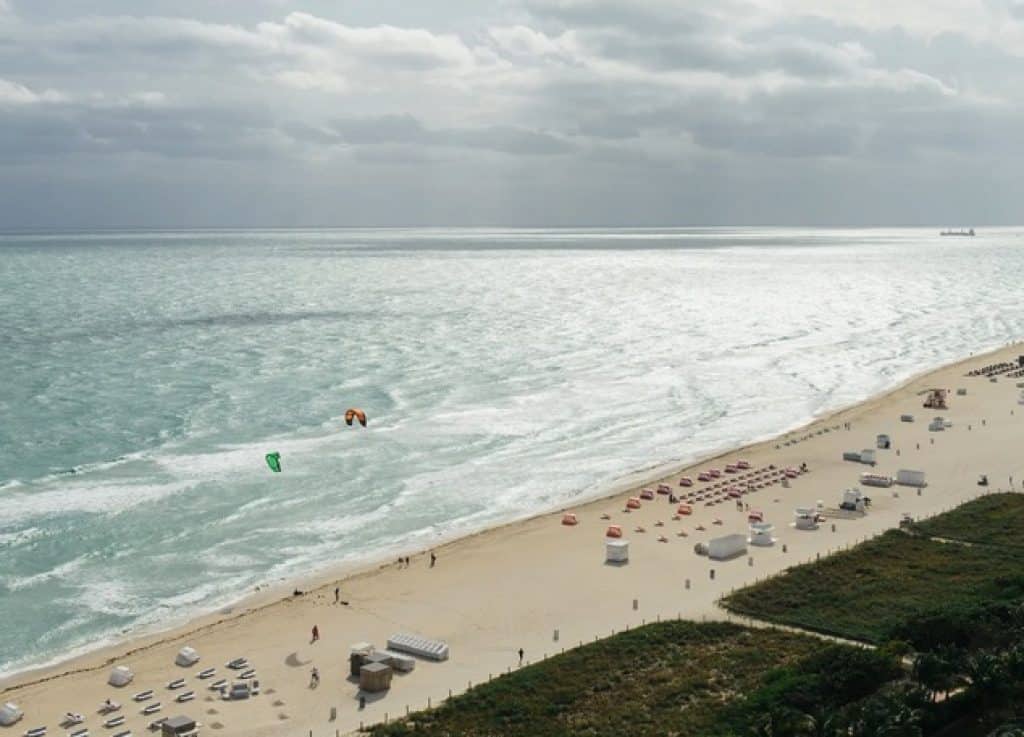 شاطئ ميد- ميامي Mid-Beach أفضل الشواطئ في فلوريدا