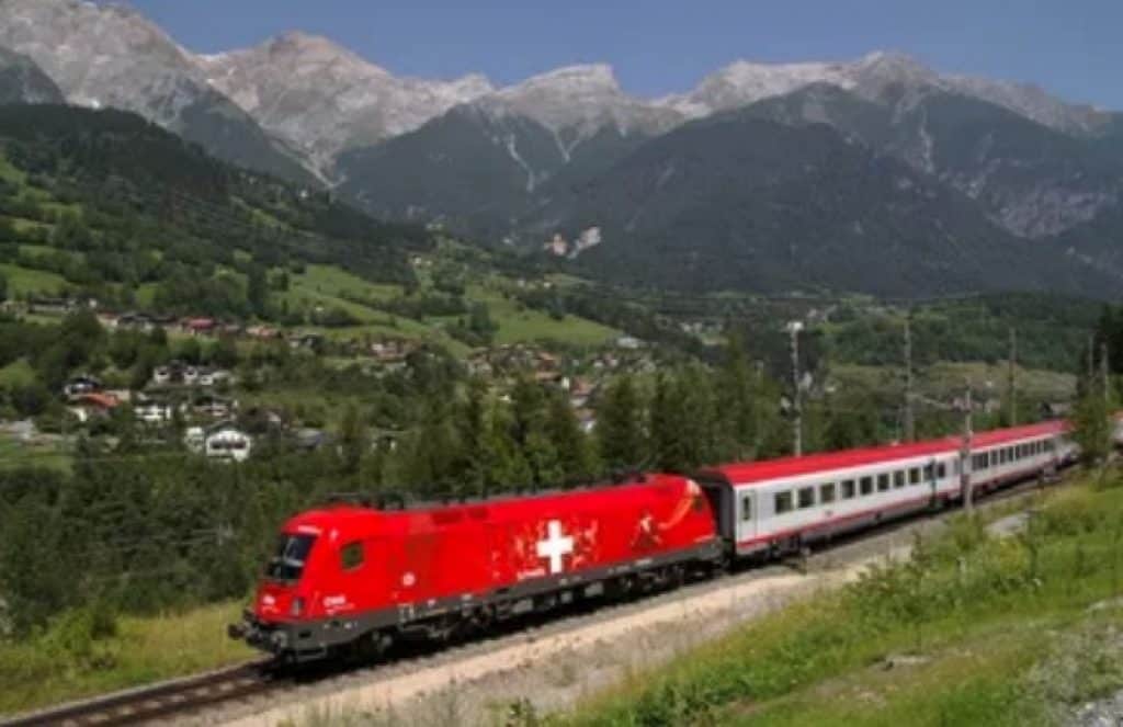 رحلة قطار أرلبيرج ذات المناظر الخلابة Arlberg Train Ride افضل رحلات القطار في النمسا